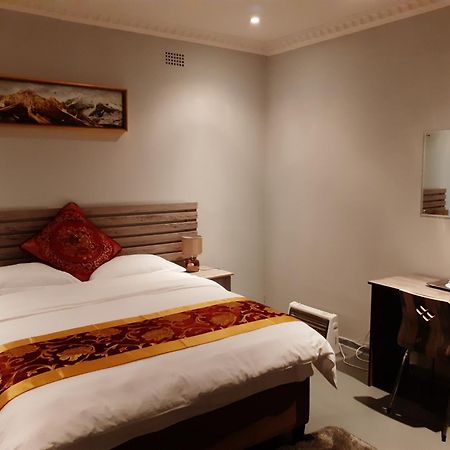 Driftwood Boutique Bed And Breakfast Lobatse Екстериор снимка