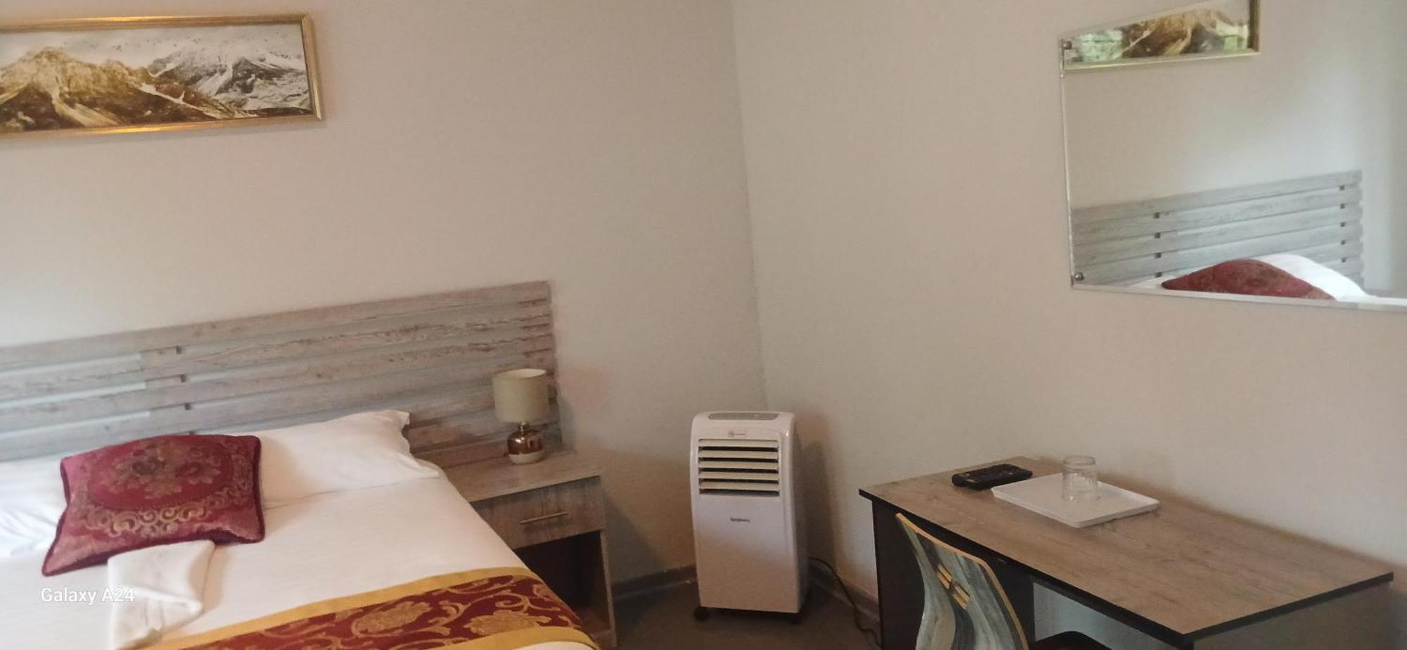 Driftwood Boutique Bed And Breakfast Lobatse Екстериор снимка