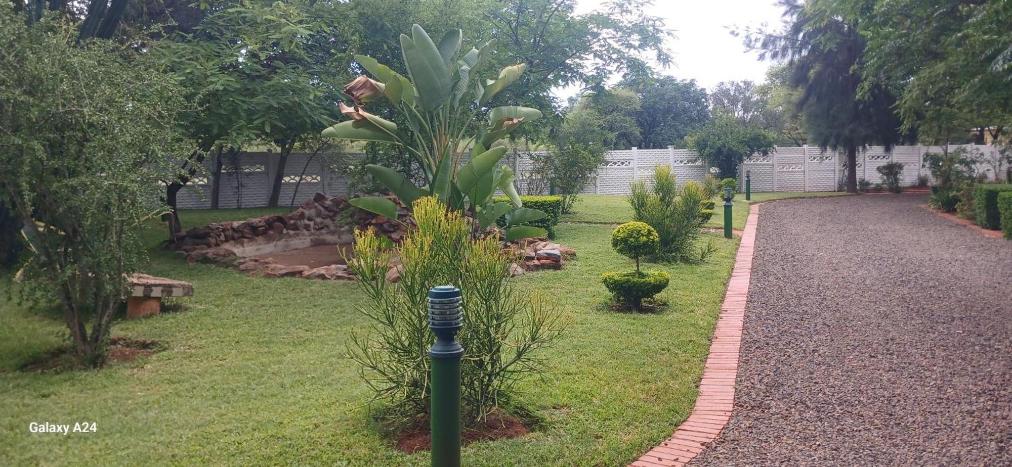 Driftwood Boutique Bed And Breakfast Lobatse Екстериор снимка