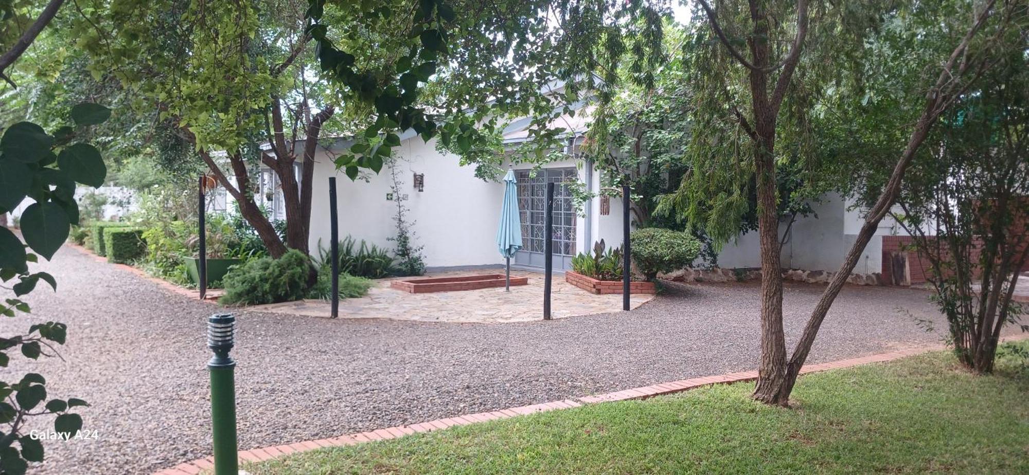 Driftwood Boutique Bed And Breakfast Lobatse Екстериор снимка